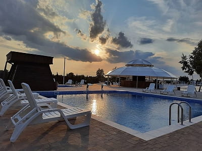 Відкритий літній басейн в заміському комплексі відпочинку Palma Club Resort біля Вінниці 