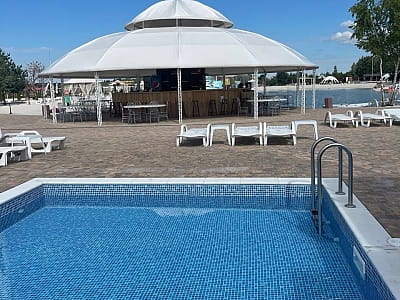 Відкритий літній басейн в заміському комплексі відпочинку Palma Club Resort біля Вінниці 