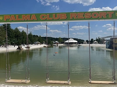 Територія біля озера в заміському комплексі відпочинку Palma Club Resort біля Вінниці 