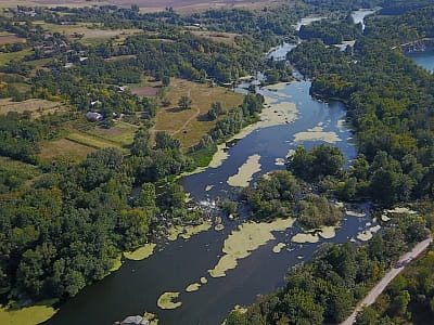 Річка Південний Буг біля заміського комплексу "Родинне гніздо" в селі Губник Вінницької області 