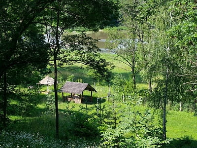 територія відпочинку біля Південного Бугу в заміському комплексі «Родинне гніздо» в селі Канава Вінницької області 