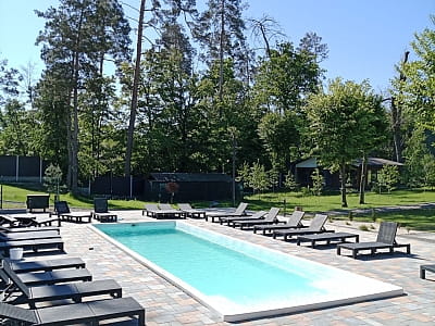 Відкритий літній басейн в заміському комплексі SUNRISE SOKIRNA в Черкаській області