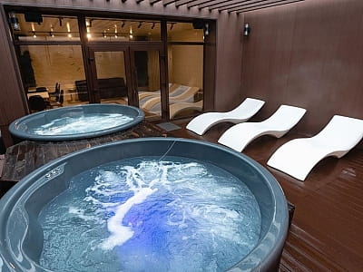 Гарячий чан під відкритим небом в SPA зоні заміського комплексу VINOGRAD в Гайсині 