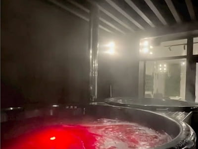 Гарячий чан під відкритим небом в SPA зоні заміського комплексу VINOGRAD в Гайсині 