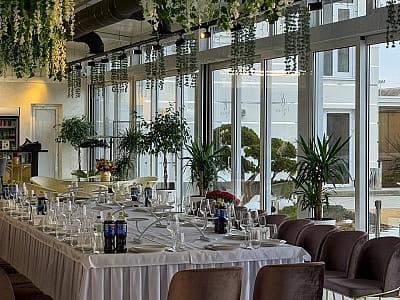 скляна зала з виглядом на басейн в ресторані “VinoGrad”