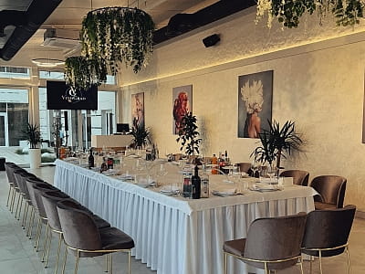 скляна зала з виглядом на басейн в ресторані “VinoGrad”