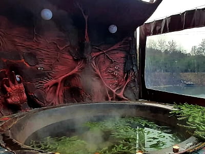 Зануртеся в незабутній релакс у карпатському чані комплексу «Зачароване озеро».