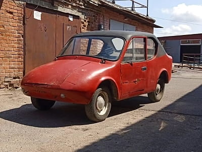 Саморобний автомобіль у музеї «Автореліквія» в Харкові