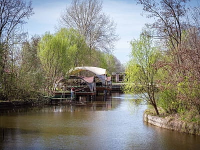 «Butterfly SPA-Hotel» — заміський комплекс біля рукава ставка Борманів, де доступна як спортивна, так і любительська риболовля. 