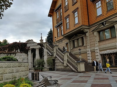 Хонка в парку “Межигір'я” в селі Нові Петрівці біля Києва