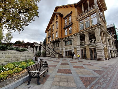 Хонка в парку “Межигір'я” в селі Нові Петрівці біля Києва