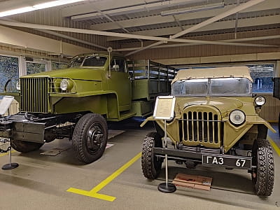 Музей ретро-автомобілів в парку “Межигір'я” в селі Нові Петрівці біля Києва