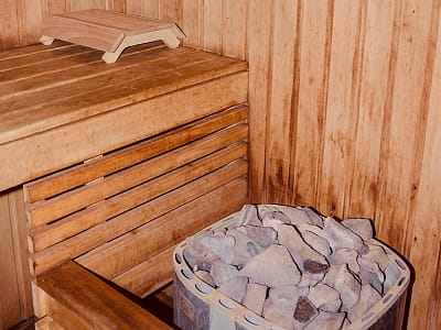 Лязня в заміському комплексі «На Яру» — це ідеальне місце для релаксу та затишних вечорів. 