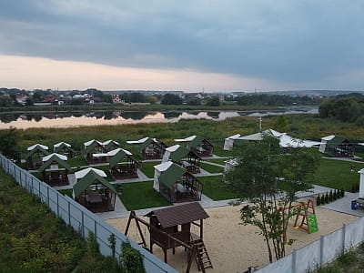  Заміський комплекс «Вишня» розташований у 10-му мікрорайоні Вінниці, за ТРЦ Plaza Park, на березі мальовничого Вишенського озера.