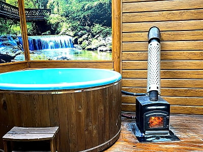SPA-купіль (чан) в заміському комплексі Зачароване озеро в Вінницькій області 