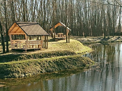 Альтанки в заміському комплексі «Авантюрист» на березі Десни біля Києва 