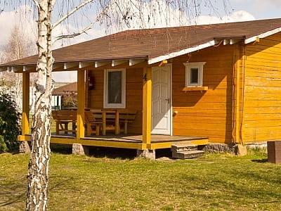 Затишні будиночки в заміському комплексі «Авантюрист» на березі Десни біля Києва 