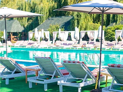 Eden Resort — це сучасний заміський комплекс у с. Ясногородка на березі Київського моря. Тут є дворівневий відкритий басейн із підігрівом, що працює з квітня по жовтень, а також власний піщаний пляж. 