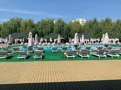 Шезлонги і бунгало біля відкритого басейна в заміському комплексі Edem в селі Чубинське біля Києва