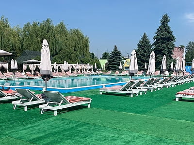 Шезлонги і бунгало біля відкритого басейна в заміському комплексі Edem в селі Чубинське біля Києва