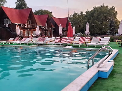 Відкритий басейн в заміському комплексі Edem в селі Чубинське біля Києва