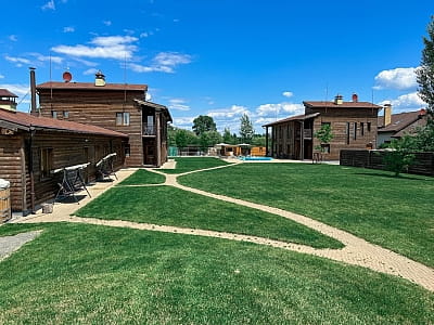 Eden Resort — відпочинок на березі Київського моря з котеджами, басейном, сауною та зоною грилю. Ідеально для сімейного дозвілля та подорожей.