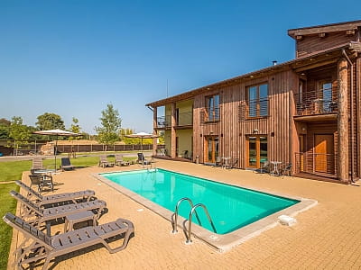 Eden Resort — відпочинок на березі Київського моря з котеджами, басейном, сауною та зоною грилю. Ідеально для сімейного дозвілля та подорожей.