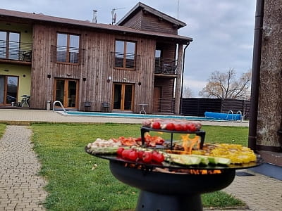 Круглий гриль UNO у заміському комплексі "Eden Resort" в селі Ясногородка в Київській області