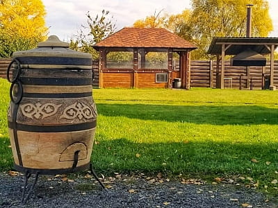 Тандир у заміському комплексі "Eden Resort" в селі Ясногородка в Київській області