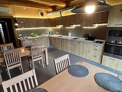Спільна кухня у заміському комплексі "Eden Resort" в селі Ясногородка в Київській області