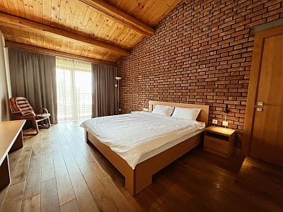 Затишні кімнати у заміському комплексі "Eden Resort" в селі Ясногородка в Київській області