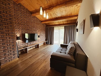 Вітальня в номері у заміському комплексі "Eden Resort" в селі Ясногородка в Київській області