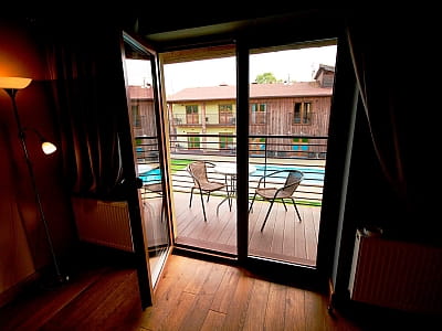 Балкон в номері у заміському комплексі "Eden Resort" в селі Ясногородка в Київській області