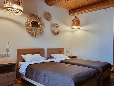 Затишні кімнати у заміському комплексі "Eden Resort" в селі Ясногородка в Київській області