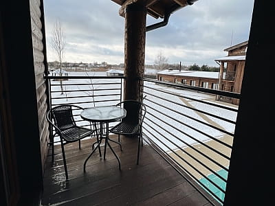 Балкон в номері у заміському комплексі "Eden Resort" в селі Ясногородка в Київській області