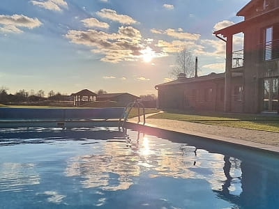 Літній відкритий басейн у заміському комплексі "Eden Resort" в селі Ясногородка в Київській області