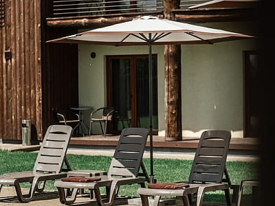 Літній відкритий басейн у заміському комплексі "Eden Resort" в селі Ясногородка в Київській області