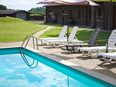 Літній відкритий басейн у заміському комплексі "Eden Resort" в селі Ясногородка в Київській області