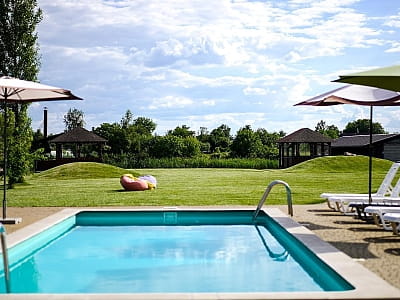 Літній відкритий басейн у заміському комплексі "Eden Resort" в селі Ясногородка в Київській області