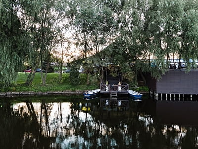 Equides Club — заміський комплекс біля Києва з кінним клубом, спа, аквазоною, гольф-центром, рестораном та комфортним готелем для відпочинку й дозвілля.