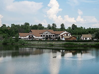 Equides Club — заміський комплекс біля Києва з кінним клубом, спа, аквазоною, гольф-центром, рестораном та комфортним готелем для відпочинку й дозвілля.