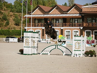 Академія кінного спорту в кінному клубі в заміському комплексі Equides Club біля Києва 