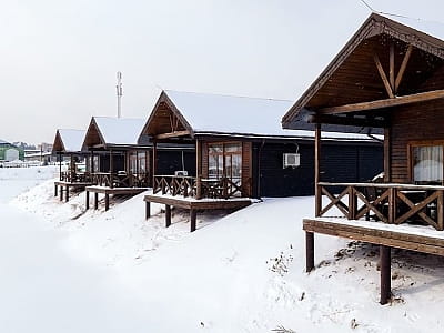 Затишні будиночки біля озера в заміському комплексі Equides Club біля Києва 