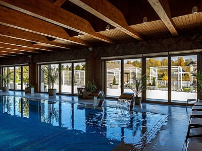 критий басейн в SPA в заміському комплексі Equides Club біля Києва 