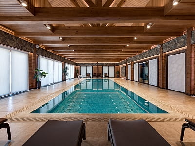 критий басейн в SPA в заміському комплексі Equides Club біля Києва 