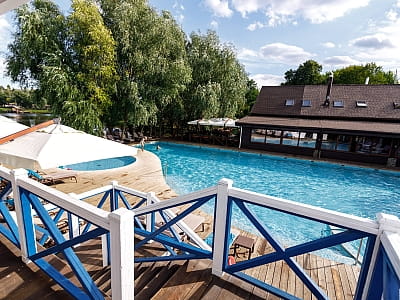відкритий літній басейн в заміському комплексі Equides Club біля Києва 