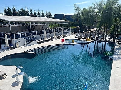 відкритий літній басейн в заміському комплексі Equides Club біля Києва 