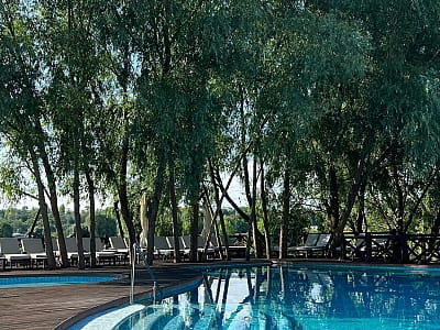 відкритий літній басейн в заміському комплексі Equides Club біля Києва 