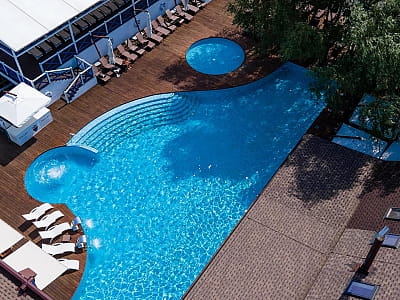 відкритий літній басейн в заміському комплексі Equides Club біля Києва 