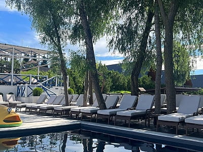 відкритий літній басейн в заміському комплексі Equides Club біля Києва 